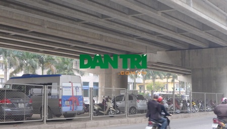Vụ “xẻ thịt” gầm đường cao tốc trên cao: Trách nhiệm bị “đánh võng” - 2 Những bãi gửi xe dưới gầm đường cao tốc thu hàng tỷ đồng mỗi tháng