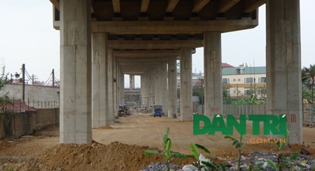 Hàng chục nghìn m2 đất gầm cầu (đoạn đi qua Đông Ngạc) đang được san lấp,