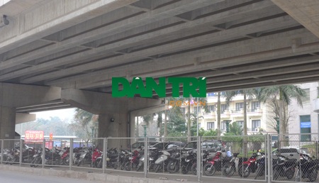 Gầm đường cao tốc trên cao đoạn khu đô thị Linh Đàm - Nguyễn Xiển