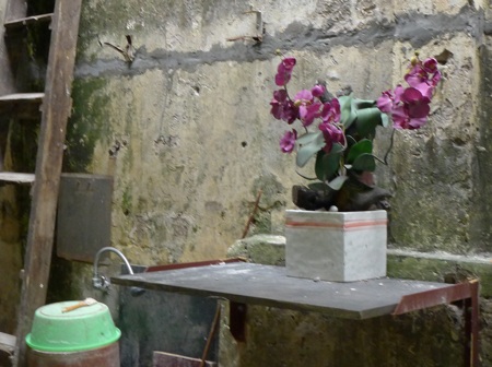 Nhà bà Thanh đặt bàn thờ đối diện cửa nhà hàng xóm