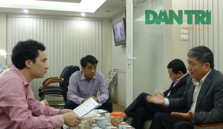 Trao đổi với Trưởng Ban Bạn đọc, TKTS Vũ Văn Tiến (bìa trái), ông Nguyễn