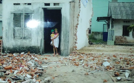 Số phận 14 hộ dân thị trấn Đông Anh vẫn “mong manh trước gió” - 1 Người dân chỉ mong muốn sớm ổn định cuộc sống sau “bão tố”