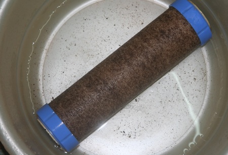 Lõi thiết bị lọc của các hộ dân chuyển mầu đen chỉ sau một đêm