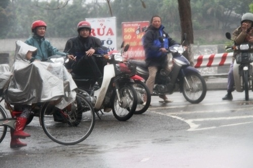 Ngay từ sáng sớm cánh xe ôm đã chầu chực để bắt khách