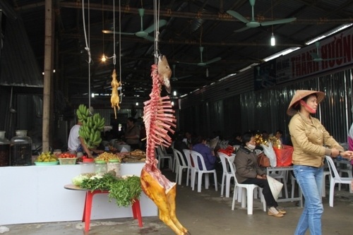 Và cả trò bài bạc cũng được tụ tập trên xuồng chở khách ở suối Yến