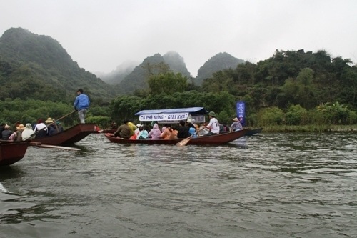 Tình trạng chở khách quá tải vẫn còn tiếp diễn như những năm trước.