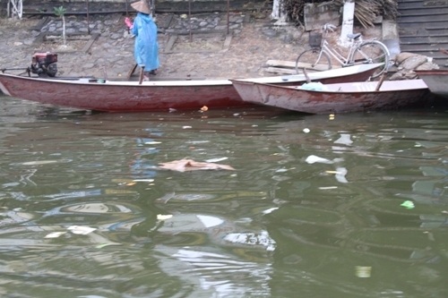 Tình trạng chở khách quá tải vẫn còn tiếp diễn như những năm trước.