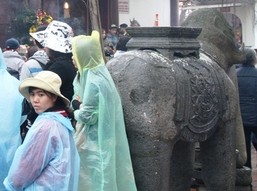 Tình trạng chở khách quá tải vẫn còn tiếp diễn như những năm trước.