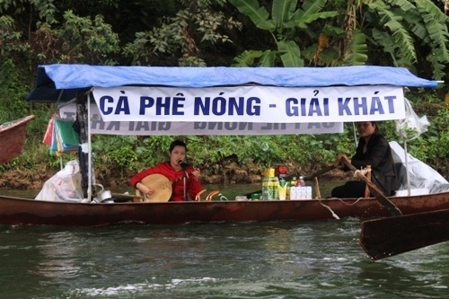 Cảnh hàng quán di động trên suối Yến