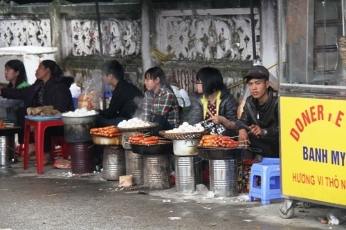 Mặc dù đã có cam kết thực phẩm phải được bày trong tủ nhưng những quán hàng này vẫn tồn tại