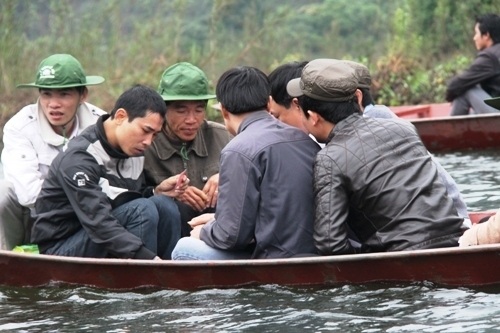 Và cả trò bài bạc cũng được tụ tập trên xuồng chở khách ở suối Yến