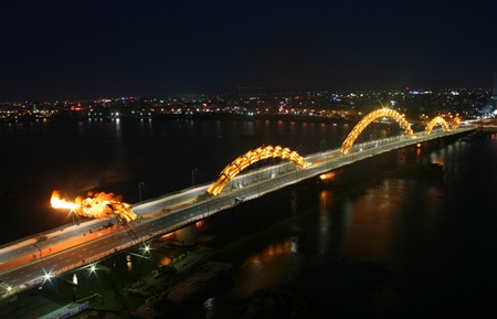 2 công trình nghệ thuật độc đáo trên sông Hàn “về đích” - 2 Cầu Rồng lúc về đêm