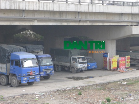 Nhiều khoang gầm cầu đoạn Pháp Vân – cầu Thanh Trì bị biến thành nơi bốc xếp hàng hóa