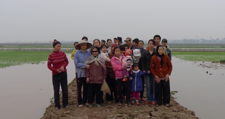 Người dân ngõ Trung, cụm 4, thôn Cống Xuyên mong muốn được sớm ổn định sinh hoạt sản xuất