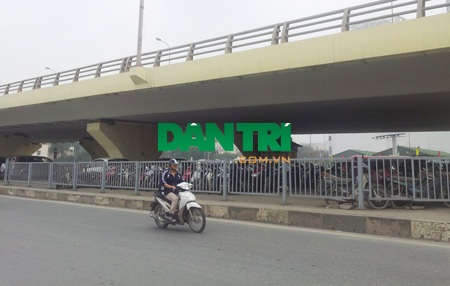 Gầm cầu vượt nút giao thông Mai Dịch