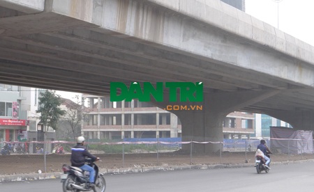 Rất nhiều bãi gửi xe mới đang được hình thành ở đầu đường Nguyễn Xiển