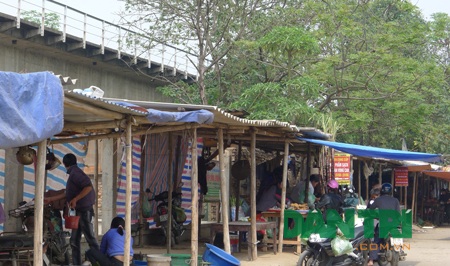 “Lộ diện” thêm hàng chục nghìn m2 đất bị “xẻ thịt” dưới gầm cầu Thăng Long - 2 Chợ cóc hình thành trên hàng nghìn m2 đất gầm cầu đường sắt đoạn đi qua Xuân Đỉnh