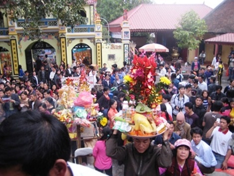 Nghề khấn thuê - 2 Vào những dịp đầu xuân, cuối năm lượng khách đến cầu xin đền Bà Chúa Kho rất đông.