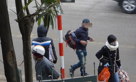 Một cò xe ngang nhiên đeo balô của khách trên vai ép đi xe