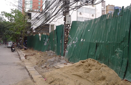 Phần diện tích đang được rào chắn để thi công móng