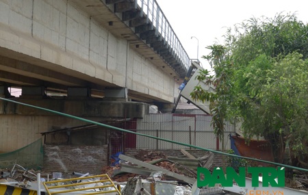 “Lộ diện” thêm hàng chục nghìn m2 đất bị “xẻ thịt” dưới gầm cầu Thăng Long - 6 Tình trạng lấn chiếm gầm cầu và hành lang đường sắt diễn ra nghiêm trọng