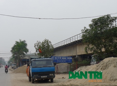 “Lộ diện” thêm hàng chục nghìn m2 đất bị “xẻ thịt” dưới gầm cầu Thăng Long - 7 Tình trạng lấn chiếm gầm cầu và hành lang đường sắt diễn ra nghiêm trọng