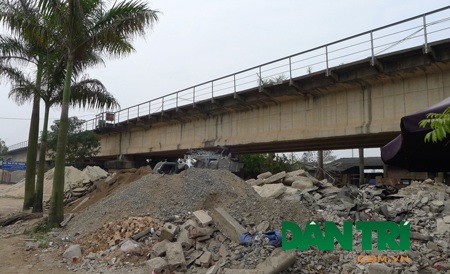 “Lộ diện” thêm hàng chục nghìn m2 đất bị “xẻ thịt” dưới gầm cầu Thăng Long - 8 Tình trạng lấn chiếm gầm cầu và hành lang đường sắt diễn ra nghiêm trọng