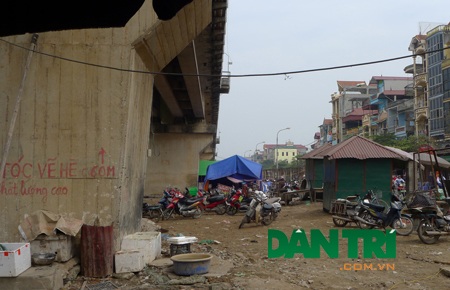 “Lộ diện” thêm hàng chục nghìn m2 đất bị “xẻ thịt” dưới gầm cầu Thăng Long - 9 Tình trạng lấn chiếm gầm cầu và hành lang đường sắt diễn ra nghiêm trọng