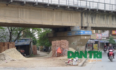 Hàng chục nghìn m2 đất gầm cầu Thăng Long đoạn đi qua xã Đông Ngạc đang bị