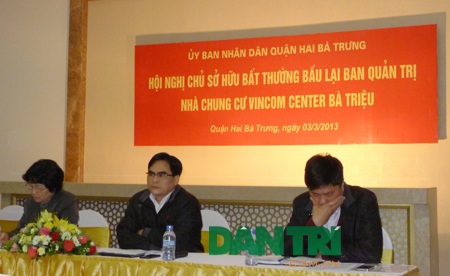 Khu căn hộ VCC Bà Triệu đã bầu được Ban Quản trị mới - 1 Ông Hoàng Trọng (ngồi giữa) đại diện cho UBND quận Hai Bà Trưng chủ trì Hội nghị