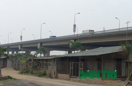 “Lộ diện” thêm hàng chục nghìn m2 đất bị “xẻ thịt” dưới gầm cầu Thăng Long - 3 Công trình lấn chiếm tại ở gầm cầu phía bắc đoạn qua xã Hải Bối