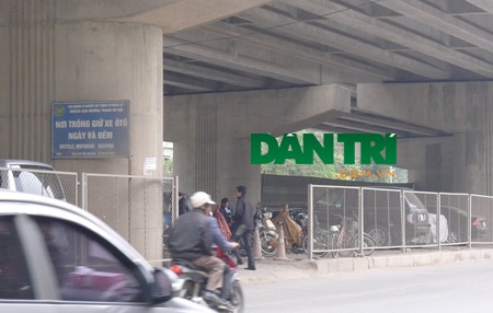 Gầm đường cao tốc đoạn đi qua khách sạn Mường Thanh bị tận dụng làm bãi để xe