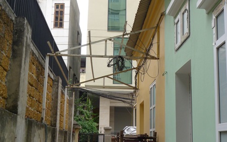 Khung sắt nhà bà Thanh dựng trên lối đi vào nhà bà Thu