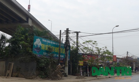 “Lộ diện” thêm hàng chục nghìn m2 đất bị “xẻ thịt” dưới gầm cầu Thăng Long - 1 Hàng chục gia đình ở đầu cầu phía nam (đi qua huyện Từ Liêm) nằm trong