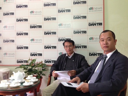 Khách sạn Hạ Long Pearl bị hướng dẫn viên kiện ra tòa - 2 Ông Mai Anh Tuấn (bên trái) và luật sư trình bày sự việc tại báo Dân trí