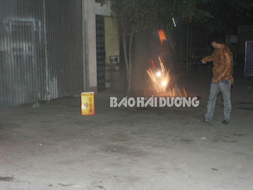 Hải Dương: Pháo vẫn nổ như chưa hề cấm - 3 Cảnh đốt pháo nổ lúc giao thừa ở khu vực ga Phạm Xá