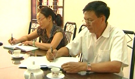 Vị Phó Giám đốc (bên trái) và Trưởng phòng kế hoạch Nông trường Tô