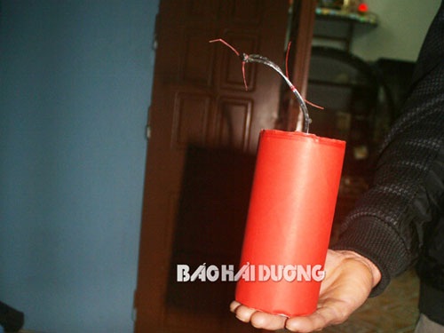 Hải Dương: Pháo vẫn nổ như chưa hề cấm - 1 Một dân chơi khoe quả pháo tự chế trước giao thừa