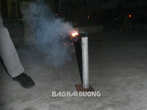 Hải Dương: Pháo vẫn nổ như chưa hề cấm - 2 Một quả pháo trứng được đốt ở xã Tuấn Hưng trước giao thừa
