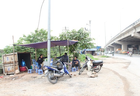Những hình ảnh nhếch nhác ở gầm cầu vượt Pháp Vân - Thanh Trì - 2 Gầm cầu còn được sử dụng đề làm ăn, buôn bán
