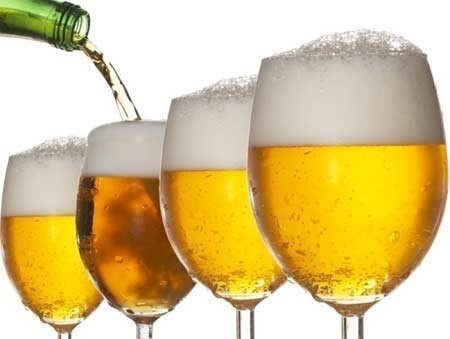 Những tai nạn hi hữu trong ăn uống ngày Tết - 3 Uống nhiều rượu bia cũng gây nguy cơ ngộ độc cao.