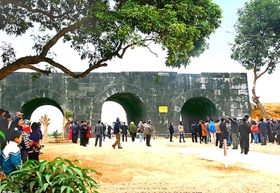 Miễn phí tham quan Thành nhà Hồ ba ngày Tết - 1 Du khách tham quan Thành nhà Hồ.