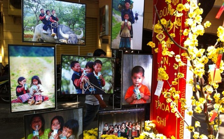 khu triển lãm tranh với chủ đề “Trẻ em các dân tộc anh em”