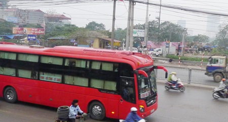 Những chiếc xe dù không có tên đơn vị vận tải hoạt động công khai trên đường Ngọc Hồi
