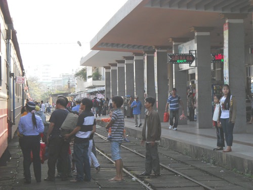 Phe vé chặt chém khách vào Nam - 1 Mùng 4 Tết hành khách đón tàu SE21 Huế - Sài Gòn tại ga Đà Nẵng đông nghịt.
