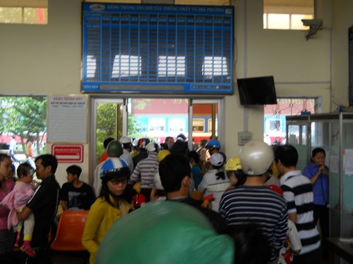 Phe vé chặt chém khách vào Nam - 3 Hành khách đón tàu SE21 Huế - Sài Gòn tại ga Tam Kỳ đi TP.HCM trưa mùng 4 Tết.