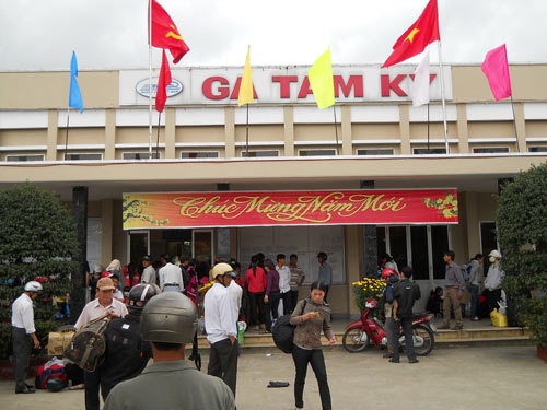 Phe vé chặt chém khách vào Nam - 4 Ga Tam Kỳ sáng mùng 4 Tết nhộn nhịp hành khách đi Sài Gòn.