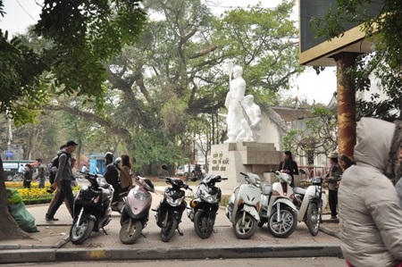 Dựng xe lấn chiếm vỉa hè quanh tượng đài