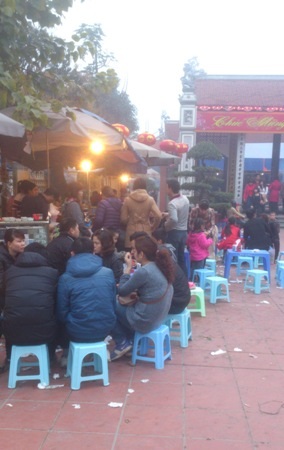Phủ Tây Hồ bị biến thành “cái chợ” - 2 Bàn ghế, rác thải ngổn ngang tại đình Bia Bà