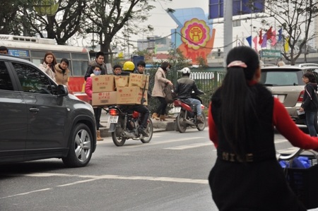 Cả chục người chờ qua đường